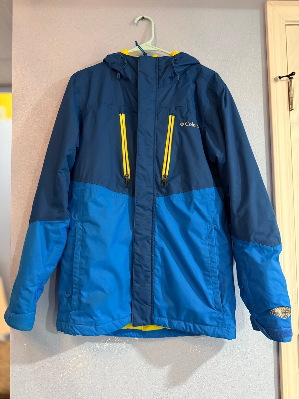 Columbia Men’s Two-Tone Blue warm winter snow coat jacket with Yellow Accents